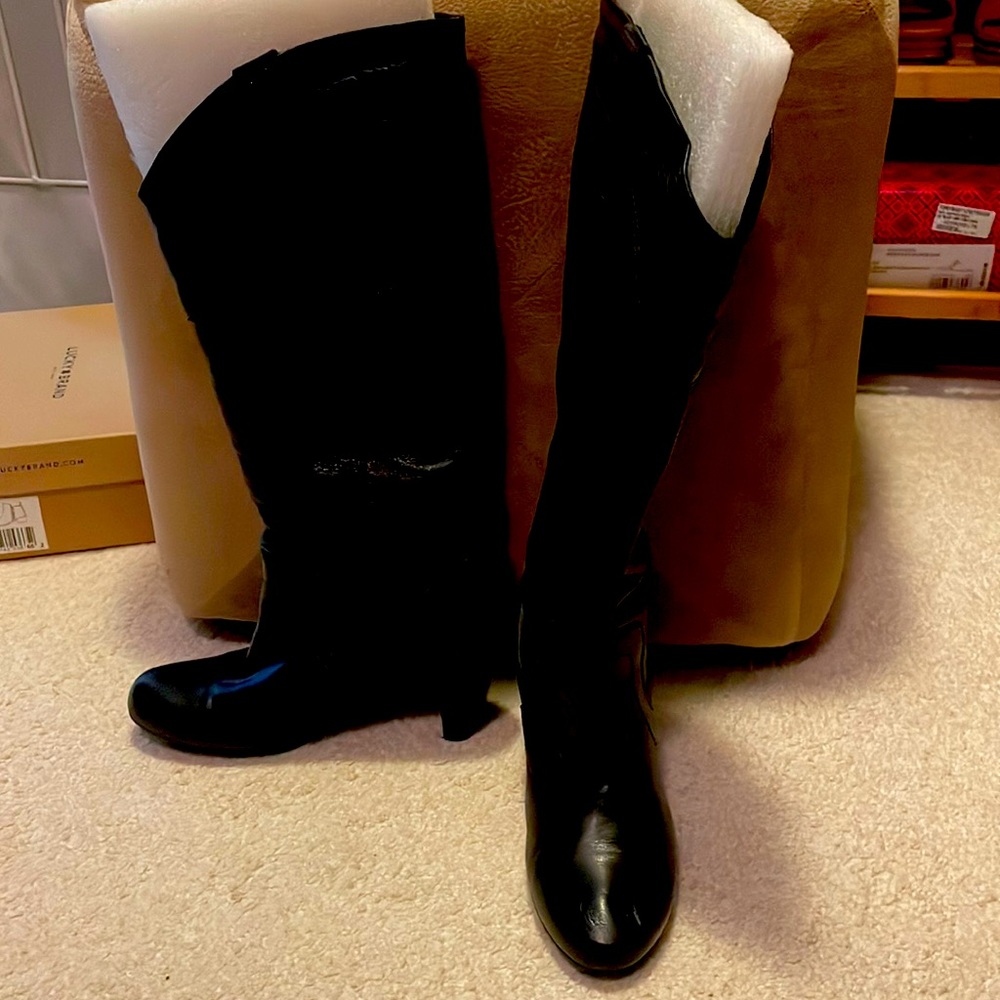 Women’s Aldo boots all leather 1.5 inch heel. Very good condition. Worn once!